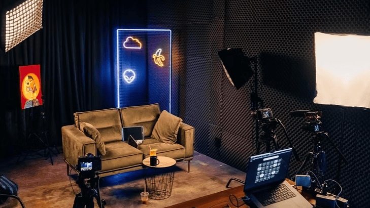 Studio pembuatan konten profesional di Canggu dengan peralatan filming dan pencahayaan kreatif yang semarak.