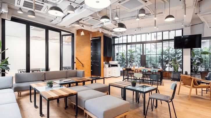 Ruang coworking modern di Canggu dengan furnitur stylish, cahaya alami, dan lingkungan kerja profesional untuk digital nomad.